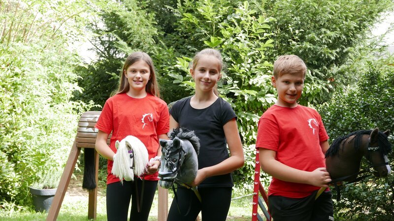 Mit dem Steckenpferd zwischen den Beinen herumlaufen. Ein altes Spiel und ein altes Spielzeug. Für Lena, Lara und Bruno ist es Hobby-Horsing und ein richtiger Sport. – Bild: Sandra Palm /​ ZDF