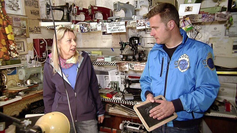 Trödelprofi Andi Bierschock schaut sich das Erbe von Gudrun genau an und besorgt Interessenten. – Bild: RTLZWEI