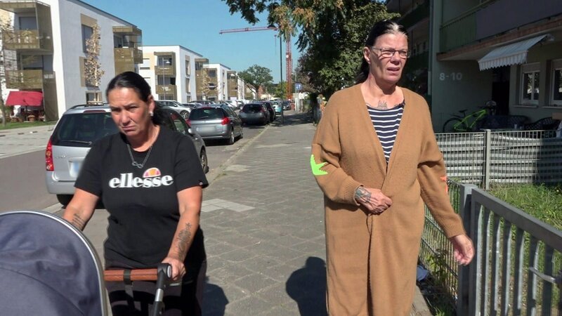 Ela (li.) und Beate kennen die Baracken wie ihre Westentasche. Bei einem Spaziergang begutachten die Freundinnen den Wandel des Viertels sehr kritisch. – Bild: RTL Zwei