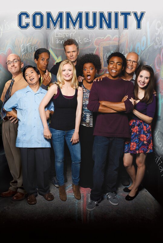 (3. Staffel) – Community – Eine ganz spezielle Lerngruppe: (v.l.n.r.) Dean Pelton (Jim Rash), Senor Chang (Ken Jeong), Abed Nadir (Danny Pudi), Britta Perry (Gillian Jacobs), Jeff Winger (Joel McHale), Shirley Bennett (Yvette Nicole Brown), Troy Barnes (Donald Glover), Pierce Hawthorne (Chevy Chase) und Annie Edison (Alison Brie) … – Bild: Sony Pictures Television Inc. All Rights Reserved. Lizenzbild frei