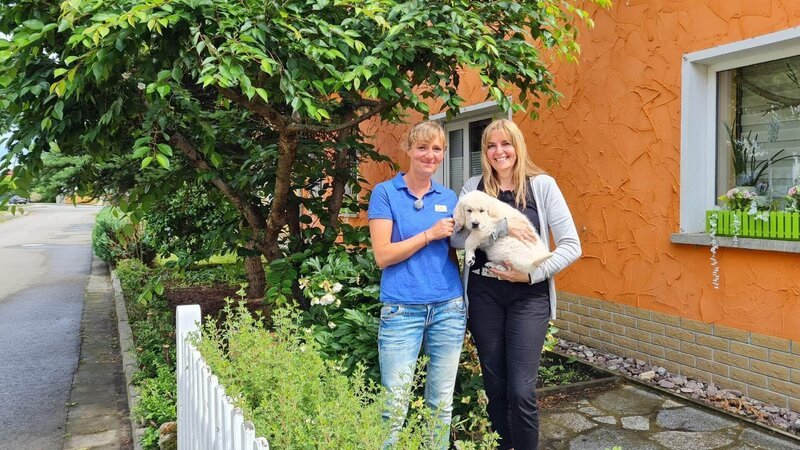 Franzi Herre und Petra Leicht (r.) mit Welpe Seven. – Bild: TVNOW /​ Mina Tv