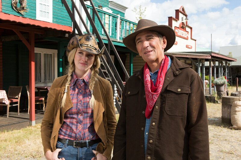 In der Westernstadt „Grizzly Town“ wollen Fritz (Guido Hammesfahr, rechts) und Reitlehrerin Änni (Julia Steinbrecher, links) Herrn Kluthe überzeugen, wieder in den Sattel zu steigen. – Bild: ZDF/​Zia Ziarno