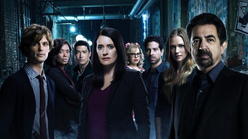 (13. Staffel) – Ein starkes Team, das jeden Serientäter zur Strecke bringt: Dr. Spencer Reid (Matthew Gray Gubler, l.), David Rossi (Joe Mantegna, r.), Jennifer ‚JJ‘ Jareau (AJ Cook, 2.v.r.), Penelope Garcia (Kirsten Vangsness, 4.v.r.), Dr. Tara Lewis (Aisha Tyler, 2.v.l.), Luke Alvez (Adam Rodriguez, 3.v.r.), Emily Prentiss (Paget Brewster, 4.v.r.) und Matt Simmons (Daniel Henney, 3.v.r.) – Bild: ALLO CINE /​ MPP