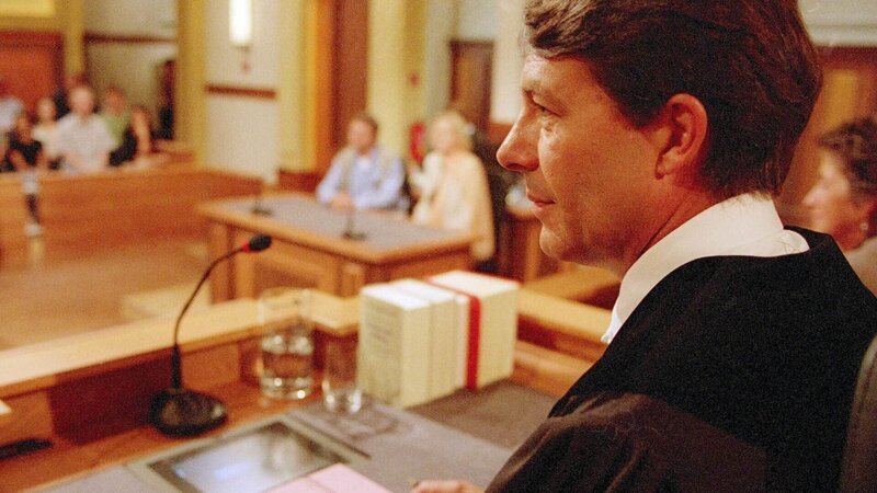 Ulrich Wetzel ist der vorsitzende Richter in der Gerichtssendung. Er verhandelt schwere Delikte wie fahrlässige Tötung, Brandstiftung oder Diebstahl. – Bild: TVNOW /​ Stefan Gregorowius