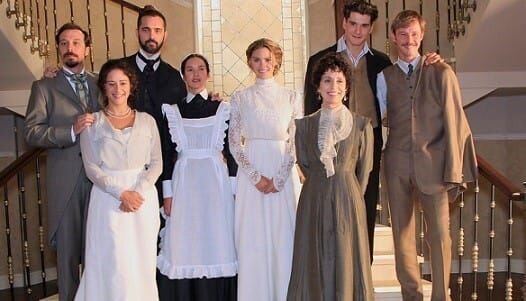 l-r Alfredo Vergara (Fele Martínez), Sofía Alarcón (Luz Valdenebro), Diego (Pedro Alonso), Doncella Camilla (Andrea Trepat), Alicia Alarcón (Amaia Salamanca), Doña Teresa (Adriana Ozores), Julio Olmedo (Yon González), Javier Alarcón (Eloy Azorín). – Bild: Disney /​ The Walt Disney Company Germany