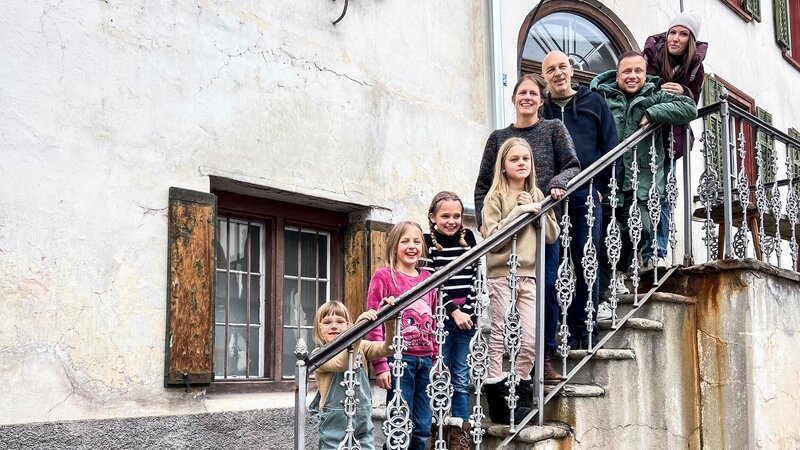 Ding Dong – Alpentour Winterstaffel Folge 4 Viola Tami (r.) und Jan Fitze zu Besuch bei Familie Krohn in Santa Maria im Val Müstair 2026 – Bild: SRF