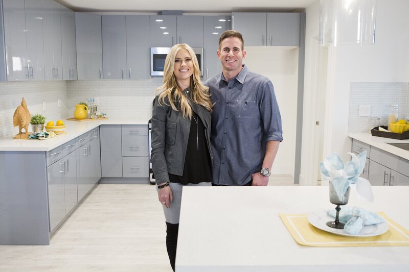 Hoffen mit ihrem hochwertigen Design auf einen gewinnbringenden Verkauf der Immobilie im Mid-Century-Stil: Makler-Paar Christina (l.) und Tarek (r.) … – Bild: HGTV/​Scripps Networks, LLC. /​ Gilles Mingasson