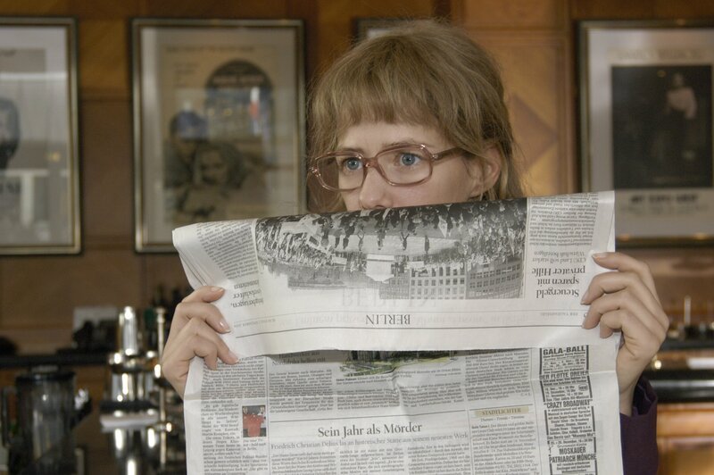 Höchst investigativ versucht Lisa (Alexandra Neldel) die Intrige aufzudecken. Sie beobachtet Alexandra in der Hotelbar und traut ihren Augen nicht, mit wem sich diese trifft … – Bild: Sat.1 emotions