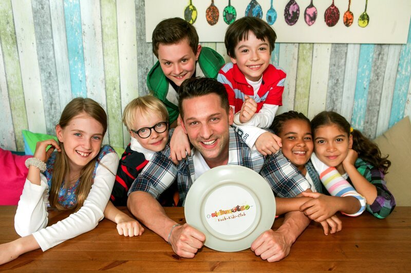 Alexander Kumptner und seine jungen Helfer: Lou-Anne, Noah, Nico, David, Estelle, Joanna. – Bild: ORF/​Günther Pichlkostner