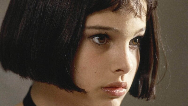 Mathilda (Natalie Portman) Die Verwendung des sendungsbezogenen Materials ist nur mit dem Hinweis und Verlinkung auf TVNOW gestattet. – Bild: TVNOW / GAUMONT LES FILMS DU DAUPHIN Mathilda (Natalie Portman) Die Verwendung des sendungsbezogenen Materials ist nur mit dem Hinweis und Verlinkung auf TVNOW gestattet. – Bild: TVNOW / GAUMONT LES FILMS DU DAUPHIN