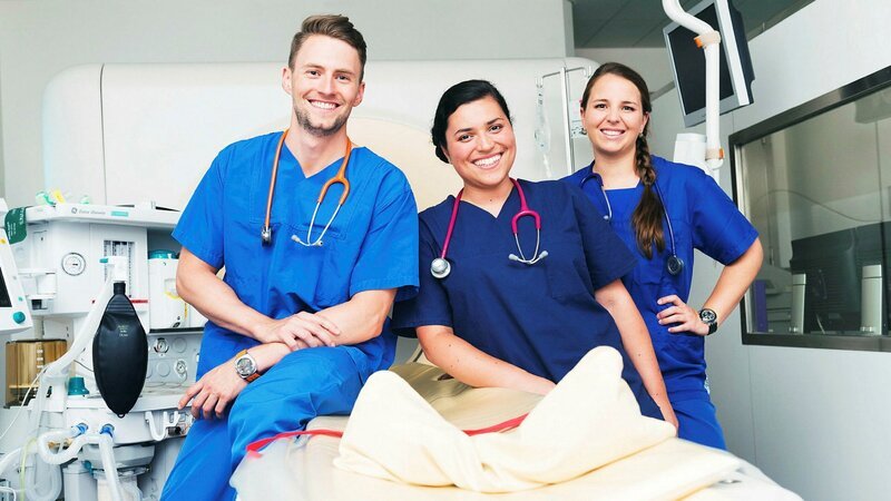 Die drei jungen Tierärzte William, Eléonore und Gwennaëlle kommen frisch von der Uni. Jetzt müssen sie sich im Berufsalltag beweisen. – Bild: 3sat