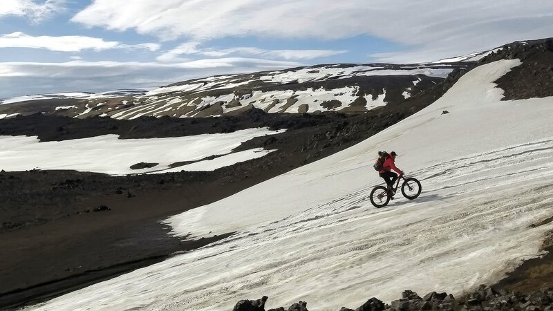 eine Person, die mit dem Fahrrad auf einem Schnee reist – Bild: Hip Trips