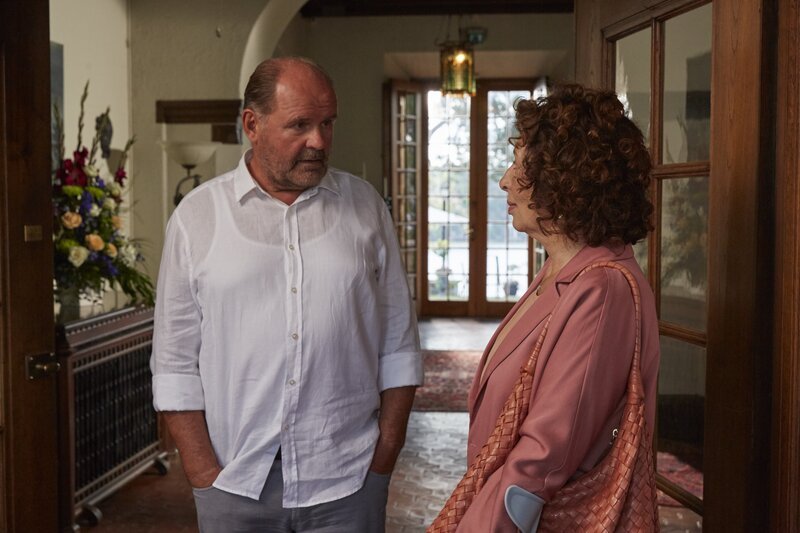 Hans (August Schmö lzer) freut sich, Meret (Teresa Harder) wiederzusehen. – Bild: ZDF/​Daniel von Malmborg