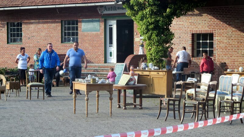 Trödelexperte Otto Schulte (li.) und Patrick marschieren über den Hausflohmarkt. – Bild: RTL II