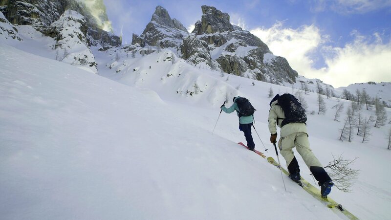 zwei Personen Skifahren – Bild: Höhenrausch