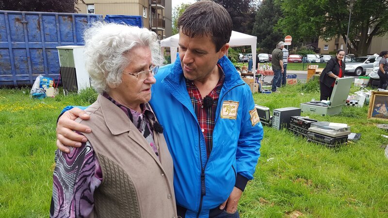Rosa (li.) hatte in den letzten Jahren mit vielen Schicksalsschlägen zu kämpfen. Ihre Tochter und ihr Sohn sind früh verstorben und nun auch noch ihr Schwiegersohn Ludwig. Dieser hinterlässt der Rentnerin seine komplett vollgestellte Wohnung. Zwischen den Unmengen an Sachen soll Ludwig angeblich 260.000 Euro versteckt haben. Rosa ist überfordert und ruft Trödelexperte Marco Heuberg zur Hilfe. – Bild: RTL II