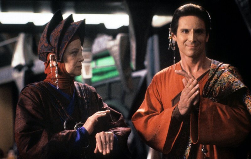 Die zur „Star Trek“-Familie gehörende Science-Fiction-Serie spielt nicht wie ihre Vorgänger „Raumschiff Enterprise“ und „Raumschiff Enterprise – Das nächste Jahrhundert“ auf einem fliegenden Sternenkreuzer, sondern auf einer festen Raumstation – der „Deep Space Nine“. Sie befindet sich zunächst im Orbit des Planeten Bajor und wird von dessen Bewohnern betrieben, dann aber von ihnen aufgegeben und in die Hände der Sternenflotte übergeben, für die fortan der Offizier Benjamin Sisko (Avery Brooks) das Kommando innehat.  Als in der Nähe von Bajor ein stabiles Wurmloch entdeckt wird, welches einen unmittelbaren Zugang zu einem kaum erforschten Quadranten ermöglicht, wird die Raumstation direkt davor positioniert und entwickelt sich zu einem strategisch wichtigen Forschungs- und Handelsstützpunkt. – Bild: Sky Sci-Fi