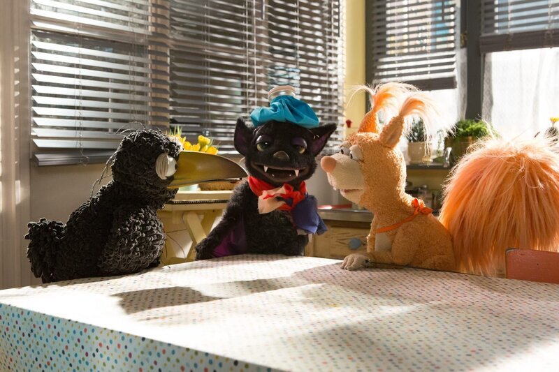 Rudi (Lennart Morgenstern) und Ella (Anna Menzel) sorgen sich um die vermeintliche Vampi (Magda Lena Schlott). Sie ist verletzt und spricht nun auch ganz komisch. – Bild: ZDF und Zia Ziarno