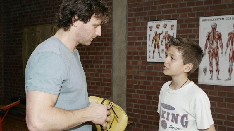 Stefan (Hendrik Duryn, l.) und Jan (Markus Roland) kommen sich beim Box-Training näher. – Bild: Foto: RTL /​ Frank Dicks