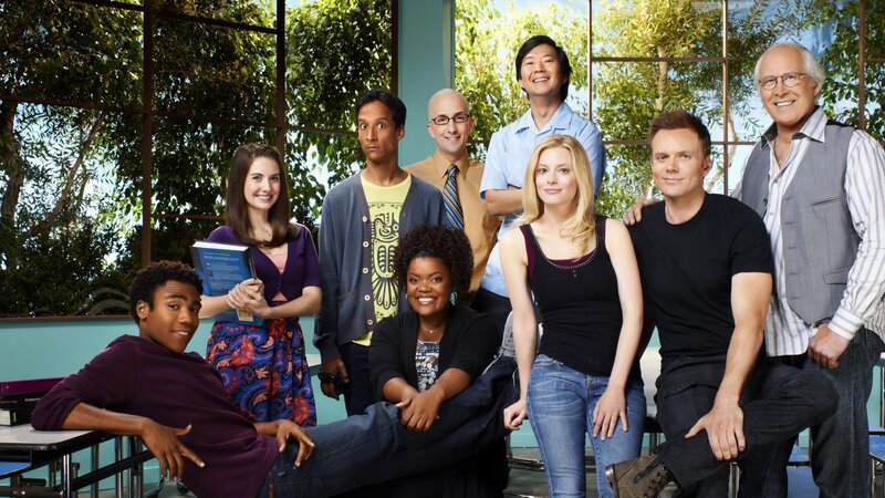 (4. Staffel) – Community – Eine ganz spezielle Lerngruppe: (v.l.n.r.) Troy Barnes (Donald Glover), Annie Edison (Alison Brie), Abed Nadir (Danny Pudi), Shirley Bennett (Yvette Nicole Brown), Dean Pelton (Jim Rash), Senor Chang (Ken Jeong), Britta Perry (Gillian Jacobs), Jeff Winger (Joel McHale) und Pierce Hawthorne (Chevy Chase) … – Bild: 2013 Sony Pictures Television Inc. and Open 4 Business Productions LLC. All Rights Reserved. Lizenzbild frei