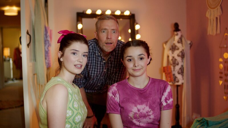 Audreys Vater platzt in Ninas Zimmer, als sie ein Makeover-Video mit ihrer Schwester Addie für ihren Vlog aufnimmt. – Bild: ZDF/​Kind Of Productions Limited