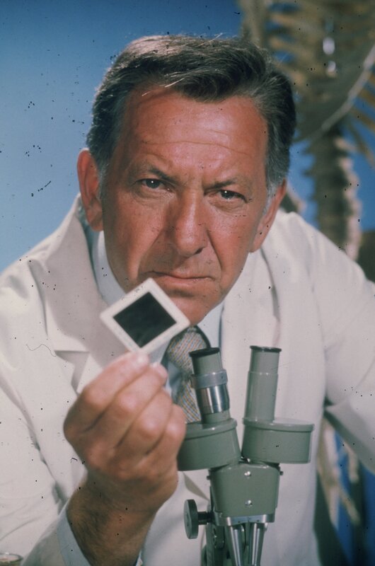 Der Gerichtsmediziner Quincy (Jack Klugman) geht mysteriösen Todesfällen auf den Grund. – Bild: Turner /​ Universal Studios