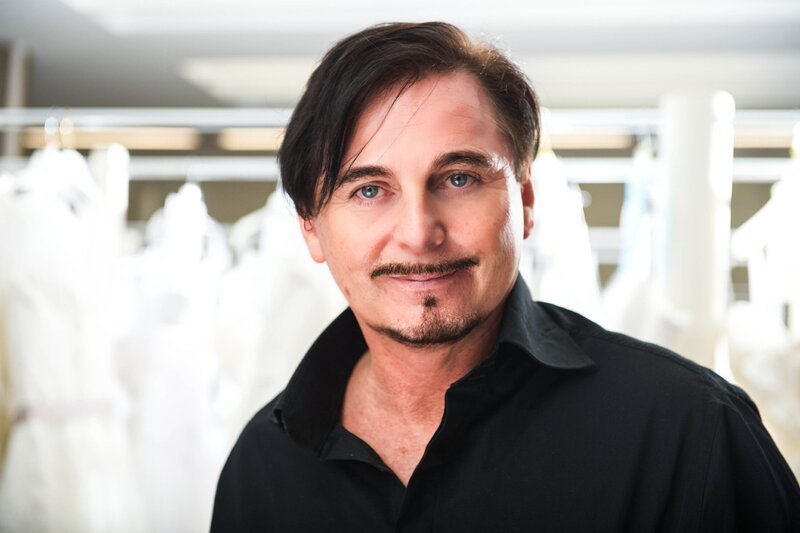 Uwe Herrmann: Leistungsschwimmer in der ehemaligen DDR. Heute: Brautmodenverkäufer durch und durch. In seinem Hochzeitshaus in Dresden lebt Uwe seinen Traum von Mode. Nach Feierabend entspannt Uwe an seinem Haus am See. Fernab von Glitzer und Glamour. Ganz in Ruhe und in Gesellschaft seiner zwei Katzen. – Bild: VOX /​ Stefanie Schumacher