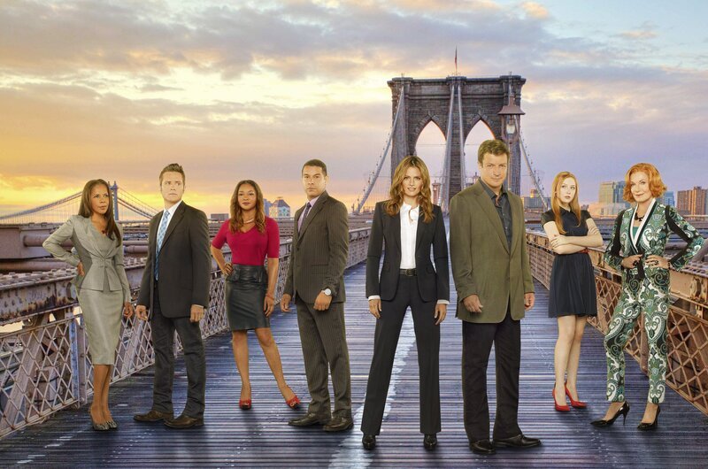 (6. Staffel) – Viele spannende Fälle warten auf (v.l.n.r.) Victoria Gates (Penny Johnson), Kevin Ryan (Seamus Dever), Lanie Parish (Tamala Jones), Javier Esposito (Jon Huertas), Kate Beckett (Stana Katic), Richard Castle (Nathan Fillion), Alexis (Molly C. Quinn) und Martha Rodgers (Susan Sullivan) … – Bild: 2013 American Broadcasting Companies, Inc. All rights reserved. Lizenzbild frei