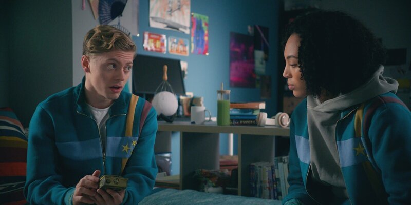 Finn (Zac Gabriel Werb, l.) hat in seiner Jackentasche ein merkwürdiges Gerät gefunden. Zusammen mit Cece (Hailey Romain, r.) versucht er herauszufinden, was das ist. – Bild: ZDF/​Cottonwood Media/​ZDF Studios/​Opéra Na