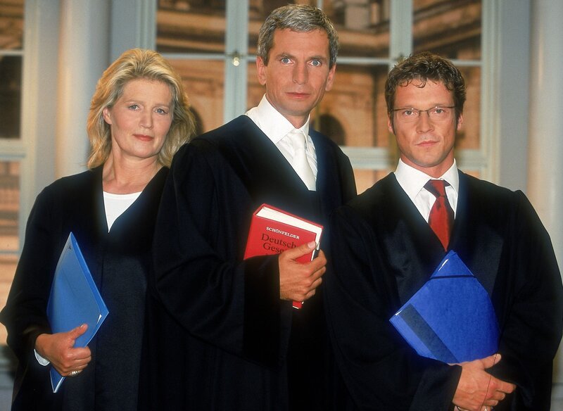 In "Das Familiengericht" hält Richter Frank Engeland (Mi.) den Vorsitz. Im Team mit den Anwälten Barbara von Minckwitz und Matthias Klagge regelt er Familienauseinandersetzungen. – Bild: RTPL / RTLplus / Gregorowius In "Das Familiengericht" hält Richter Frank Engeland (Mi.) den Vorsitz. Im Team mit den Anwälten Barbara von Minckwitz und Matthias Klagge regelt er Familienauseinandersetzungen. – Bild: RTPL / RTLplus / Gregorowius