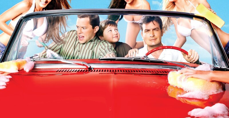 (5. Staffel) – At the Carwash: Charlie (Charlie Sheen, vorne r.), Alan (Jon Cryer, vorne l.) und Jake (Angus T. Jones, vorne M.) … – Bild: Warner Brothers Entertainment Inc.