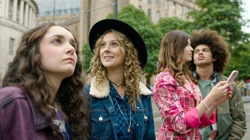 Addie (Lola Blue), Keedie (Georgia De Gidlow), Nina (Caitlin Hamilton) und ihr Freund Frank (Zac Looker, v.l.n.r.) sind in die Stadt gefahren. Addie will mit Frank in der Unibibliothek nach Informationen über Lady Margret Fraser suchen. Keedie und Nina wollen Kleider für ihre Geburtstagsparty einkaufen. – Bild: ZDF/​Kind Of Productions Limited