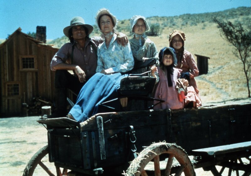 (v.l.n.r.) Charles Ingalls (Michael Landon); Caroline Ingalls (Karen Grassle); Mary Ingalls (Melissa Sue Anderson); Carrie Ingalls (Lindsay Sidney Greenbush); Laura Ingalls (Melissa Gilbert) – Bild: NBCUniversal