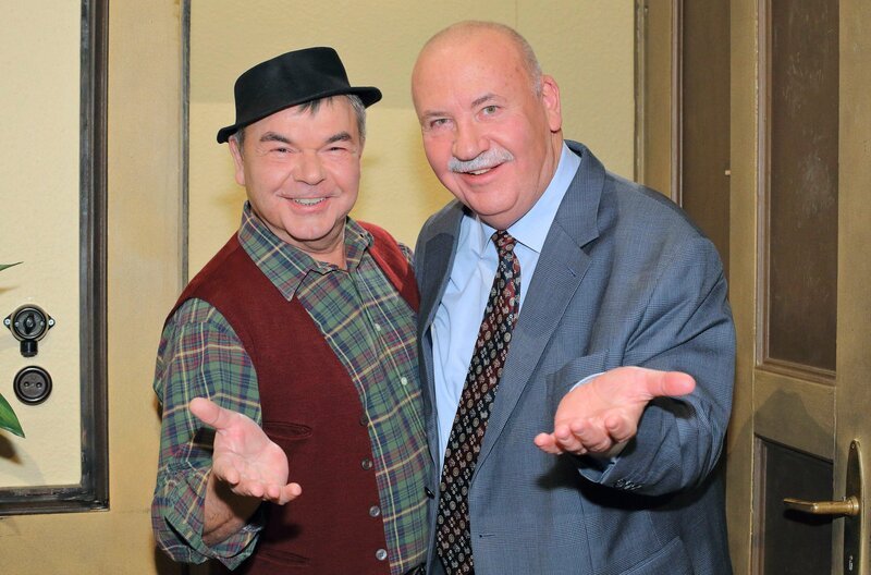 v.li. Albin Braig (Hausmeister Hannes) und Karlheinz Hartmann (Bürgermeister) – Bild: SWR/​Peter A. Schmidt