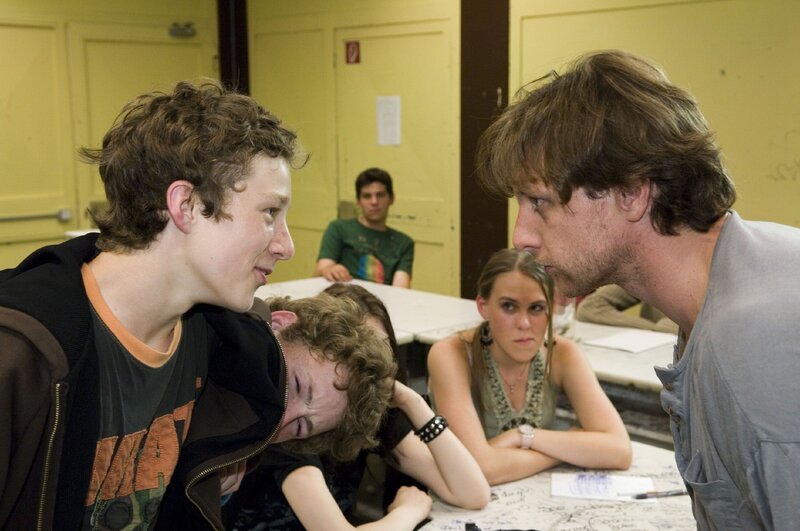 Stefan (Hendrik Duryn, r.) hat Streß mit dem Chaoten-Schüler Benny (Sebastian Bender) – Bild: RTL /​ Guido Engels