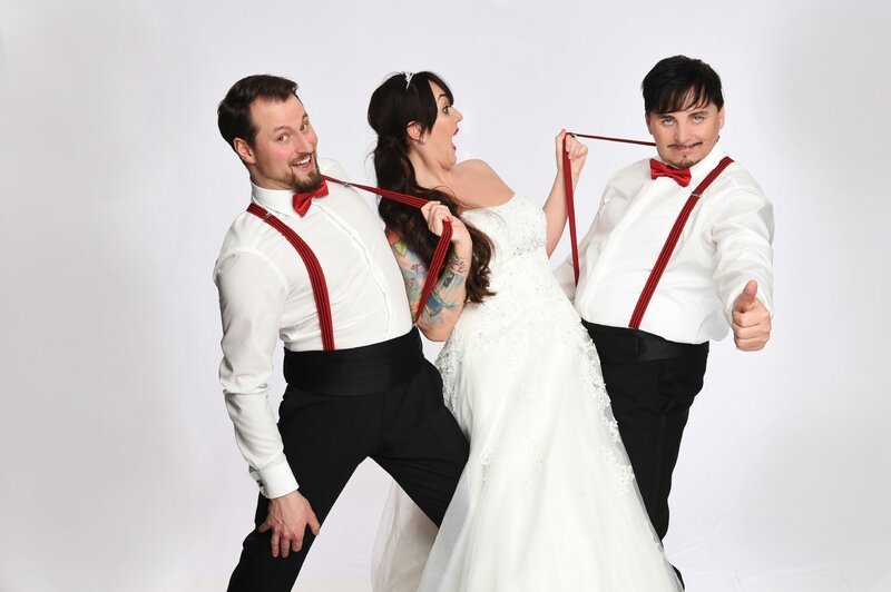 Uwe Herrmann (r.) und Sohn Philipp sind Brautmodenverkäufer durch und durch! – Bild: MG RTL D /​ Stefanie Schuma