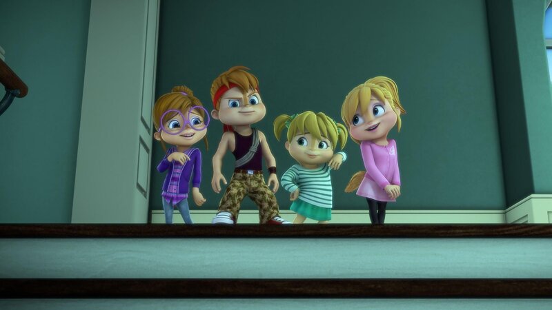 Alvin (2.v.l.) beschützt in seinem Traum als Held auch die Chipettes vor den Zombies. Jeanette, Eleanor und Brittany himmeln ihren Retter an.  +++ – Bild: Der Feueralarm /​ TM & © Bagdasarian Productions, LLC.