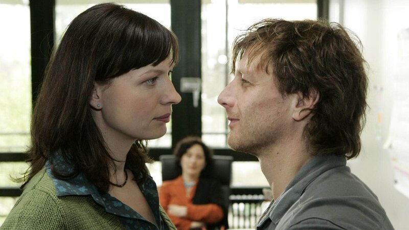 Während Stefan (Hendrik Duryn) und Vero (Antje Widdra, l.) über Pickos Berufsfortbildung streiten, begrüßt Schulleiterin Herenberg (Andrea Bürgin) das Engagement ihrer Kollegen. – Bild: Foto: RTL /​ Frank Dicks