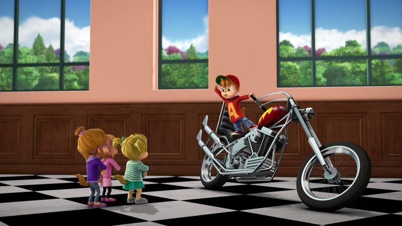 Alvin (r.) hat ein neues Spielzeug: ein Motorrad. Stolz präsentiert er seine Maschine den Chipettes.  +++ – Bild: TM & © Bagdasarian Productions, LLC. /​ Überall Zombies