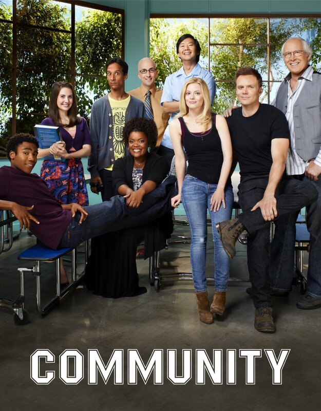 (4. Staffel) – Community – Eine ganz spezielle Lerngruppe: (v.l.n.r.) Troy Barnes (Donald Glover), Annie Edison (Alison Brie), Abed Nadir (Danny Pudi), Shirley Bennett (Yvette Nicole Brown), Dean Pelton (Jim Rash), Senor Chang (Ken Jeong), Britta Perry (Gillian Jacobs), Jeff Winger (Joel McHale) und Pierce Hawthorne (Chevy Chase) … – Bild: 2013 Sony Pictures Television Inc. and Open 4 Business Productions LLC. All Rights Reserved. Lizenzbild frei