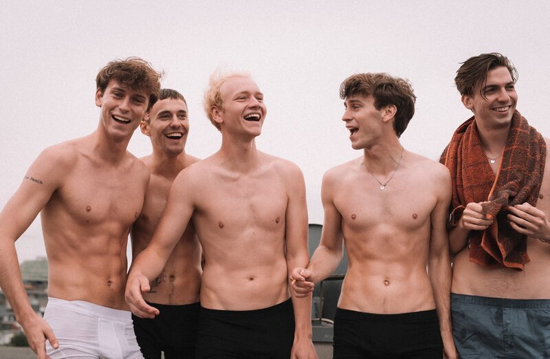 (v.l.n.r.) Emil Belton; Leonard Fuchs; Bruno Alexander; Oskar Belton; Max Mattis – Bild: Joyn/​ProSieben /​ Christoph Köstlin