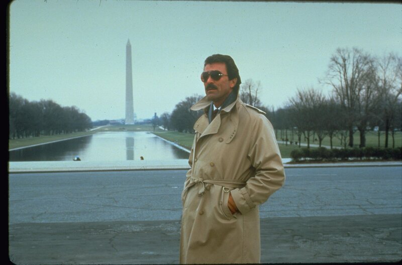 Als Magnum (Tom Selleck) auf einem Video sieht, wie seine Exfrau und die gemeinsame Tochter in die Luft gesprengt werden, reist er völlig verstört zu seiner Mutter. Doch Higgins ruft ihn nach Hawaii zurück, denn auf Magnums Freundin wurde ein Anschlag verübt … – Bild: 1987 Universal City Studios LLLP. All Rights Reserved. Lizenzbild frei