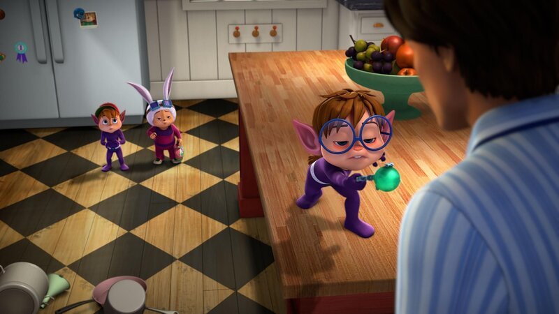 Simon (2.v.l.) versucht, Dave (r.) zu überzeugen, dass er fit genug ist, um mit seinen Brüdern ins Kino zu fahren. Doch Dave ist skeptisch: Die Erkältung, die Simon hat, scheint ihm fest im Griff zu haben.  +++ – Bild: TM & © Bagdasarian Productions, LLC. /​ Die Brüder von Dagarack