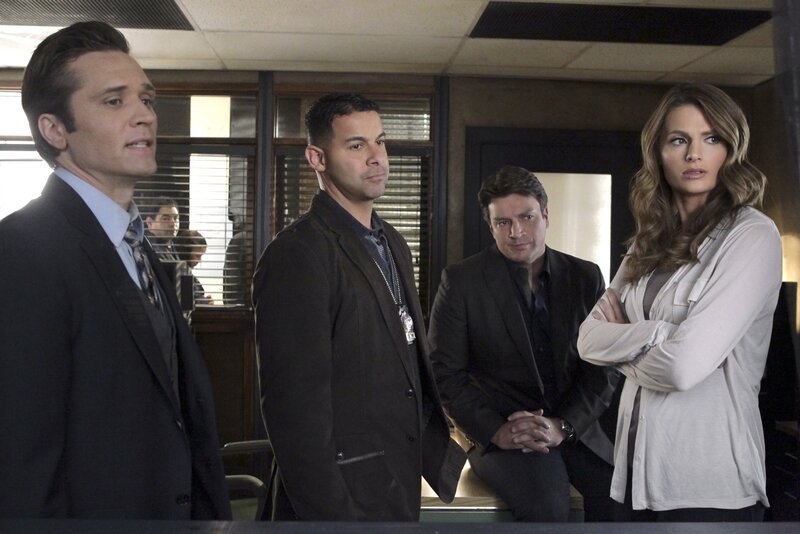 Kevin Ryan (Seamus Dever, l.) und Javier Esposito (Jon Huertas, 2.v.l.) haben interessante Neuigkeiten im aktuellen Fall für Richard Castle (Nathan Fillion, 2.v.r.) und Kate Beckett (Stana Katic, r.) … – Bild: ABC Studios Lizenzbild frei