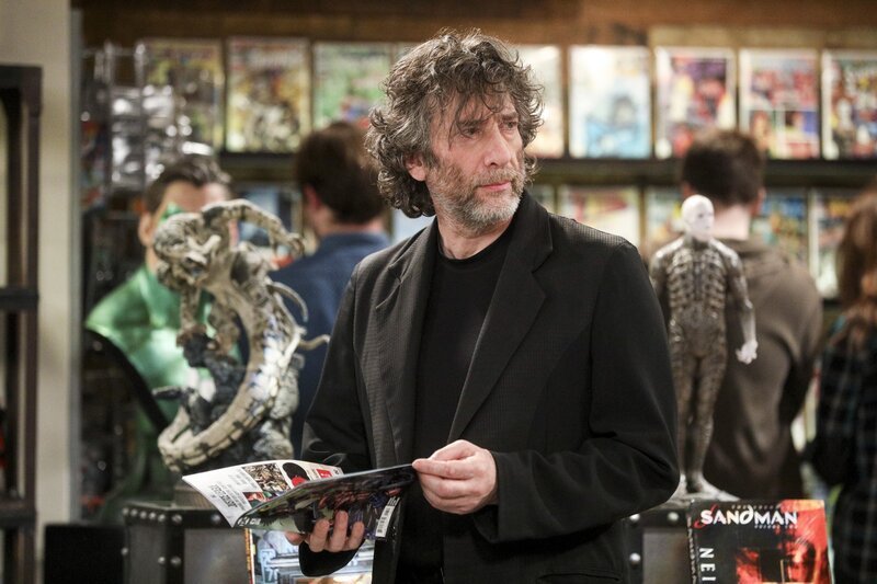 Als der Autor Neil Gaiman (Neil Gaiman) Stuarts Comicladen eine gute Bewertung gibt, sorgt das für einige Veränderungen … – Bild: Warner Bros. Television