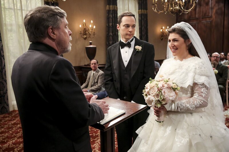 Auf Sheldon (Jim Parsons, M.) und Amy (Mayim Bialik, r.) wartet ein ganz besonderer Trauredner: Mark Hamill (Mark Hamill, l.) … – Bild: Warner Bros. Television