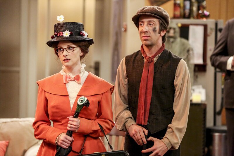 Bernadette (Melissa Rauch, l.); Howard (Simon Helberg, r.) – Bild: © 2018 CBS Broadcasting, Inc. All Rights Reserved /​ Michael Yarish /​ Michael Yarish