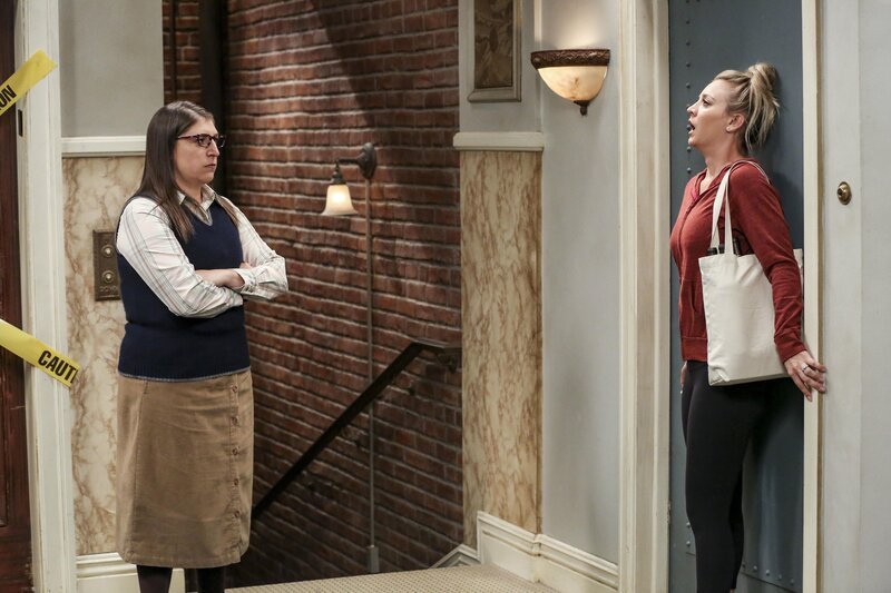 Amy (Mayim Bialik, l.); Penny (Kaley Cuoco, r.) – Bild: © Warner Bros. /​ Michael Yarish /​ Michael Yarish