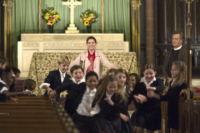 Ein neuer Mordfall wartet auf Laura (Debra Messing, M.). Um diesen aufzudecken, schreckt sie vor nichts zurück … – Bild: Warner Bros. Entertainment, Inc.