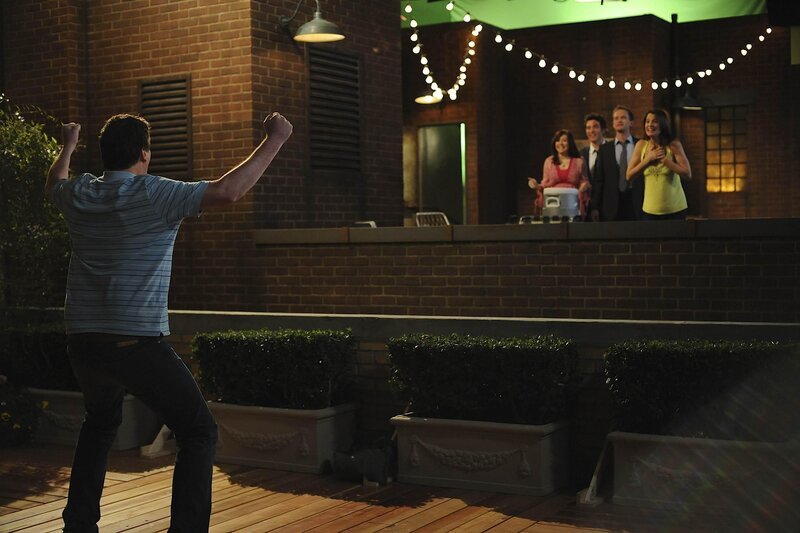 Marshall (Jason Segel, l.) hat es endlich geschafft, seine Angst zu überwinden. Ted (Josh Radnor, M.), Barney (Neil Patrick Harris, 2.v.r.), Lily (Alyson Hannigan, 2.v.l.) und Robin (Cobie Smulders, r.) können es kaum glauben … – Bild: © 20th Century Fox International Television